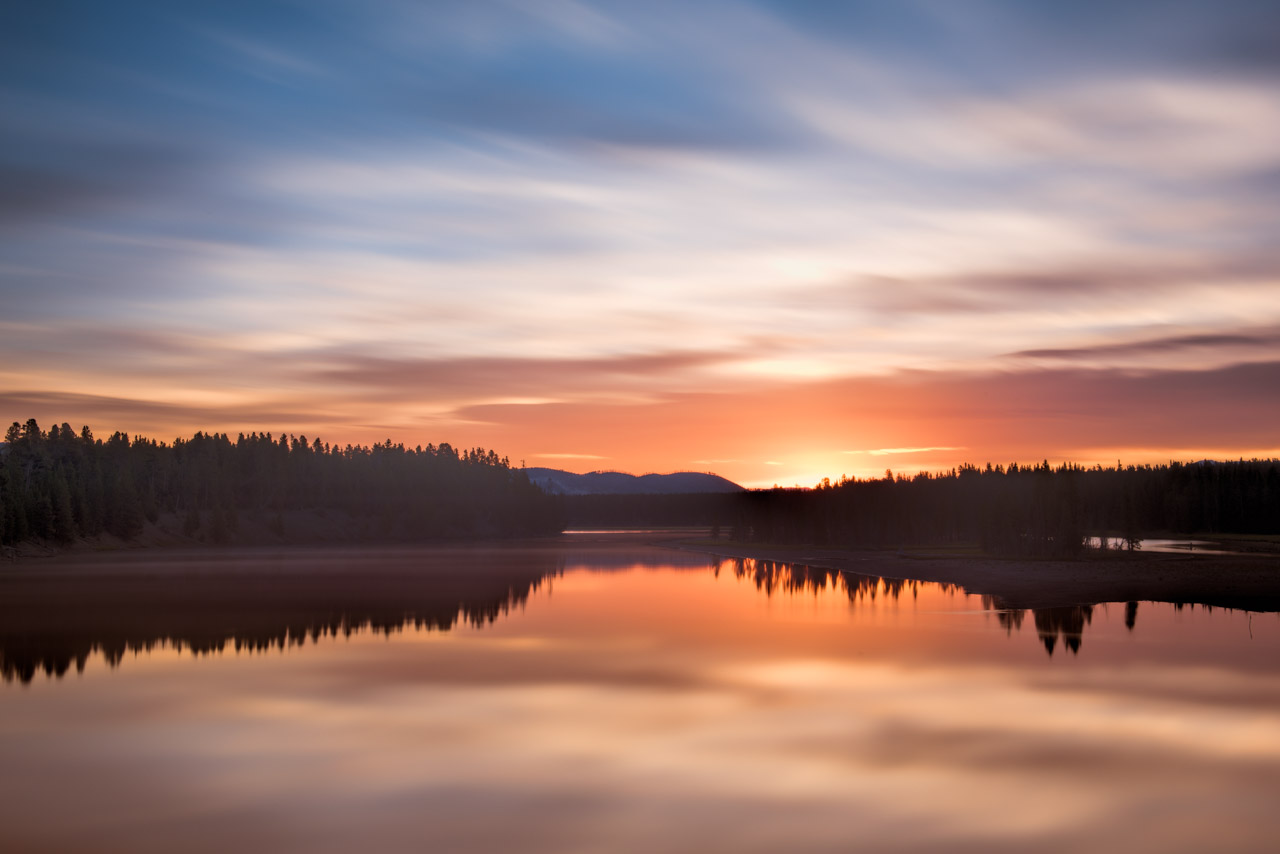 Lever de soleil sur la rivière Yellowstone.