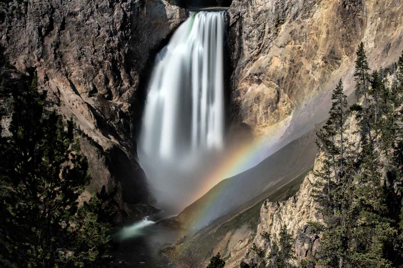 Arc en ciel sur la cascade haute de Canyon dans Yellowstone.