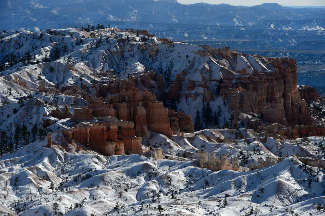 Hoodoos dans Bryce Canyon sous la neige.