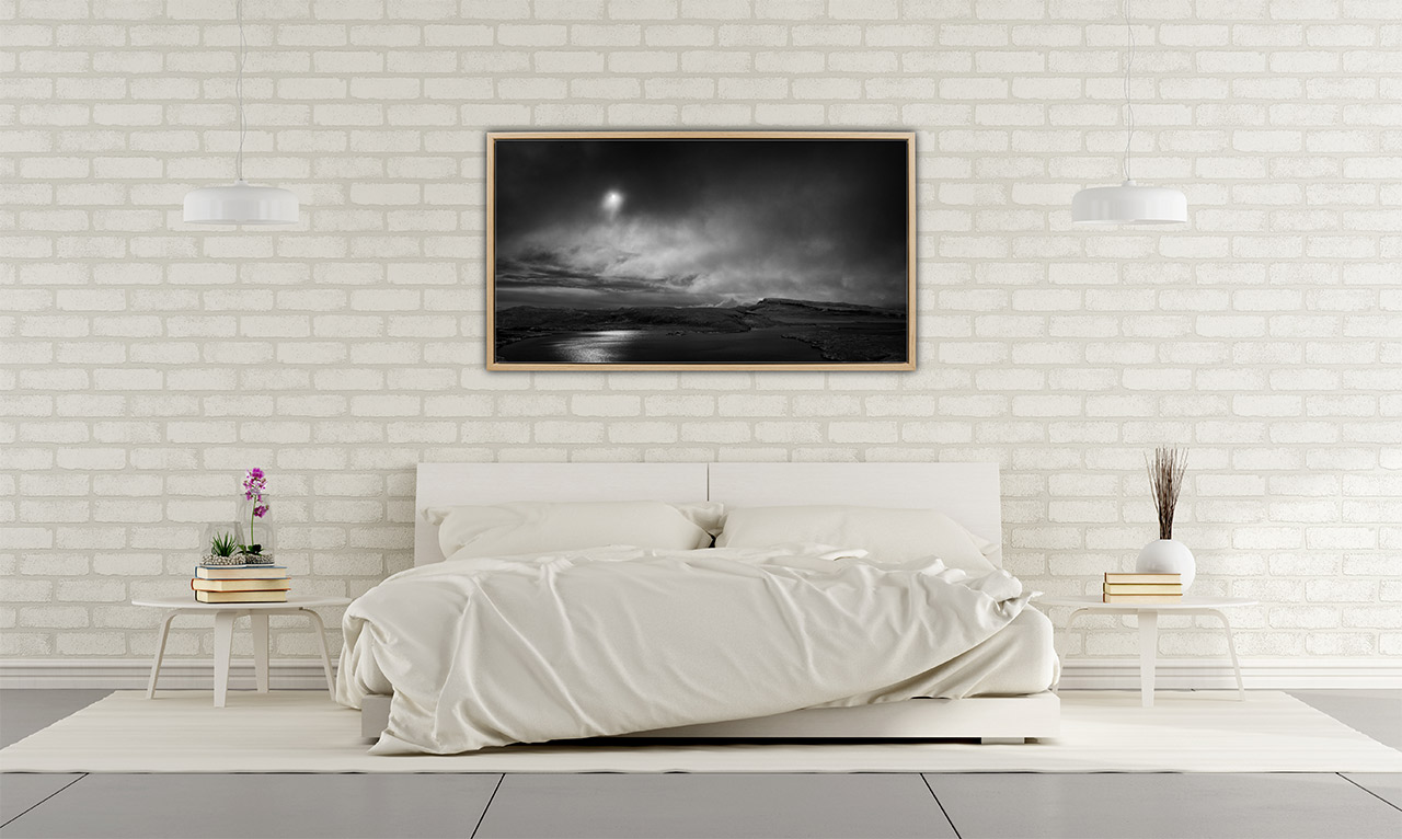 Une photo d'art de l'île de Skye en Ecosse exposée dans une chambre à coucher.