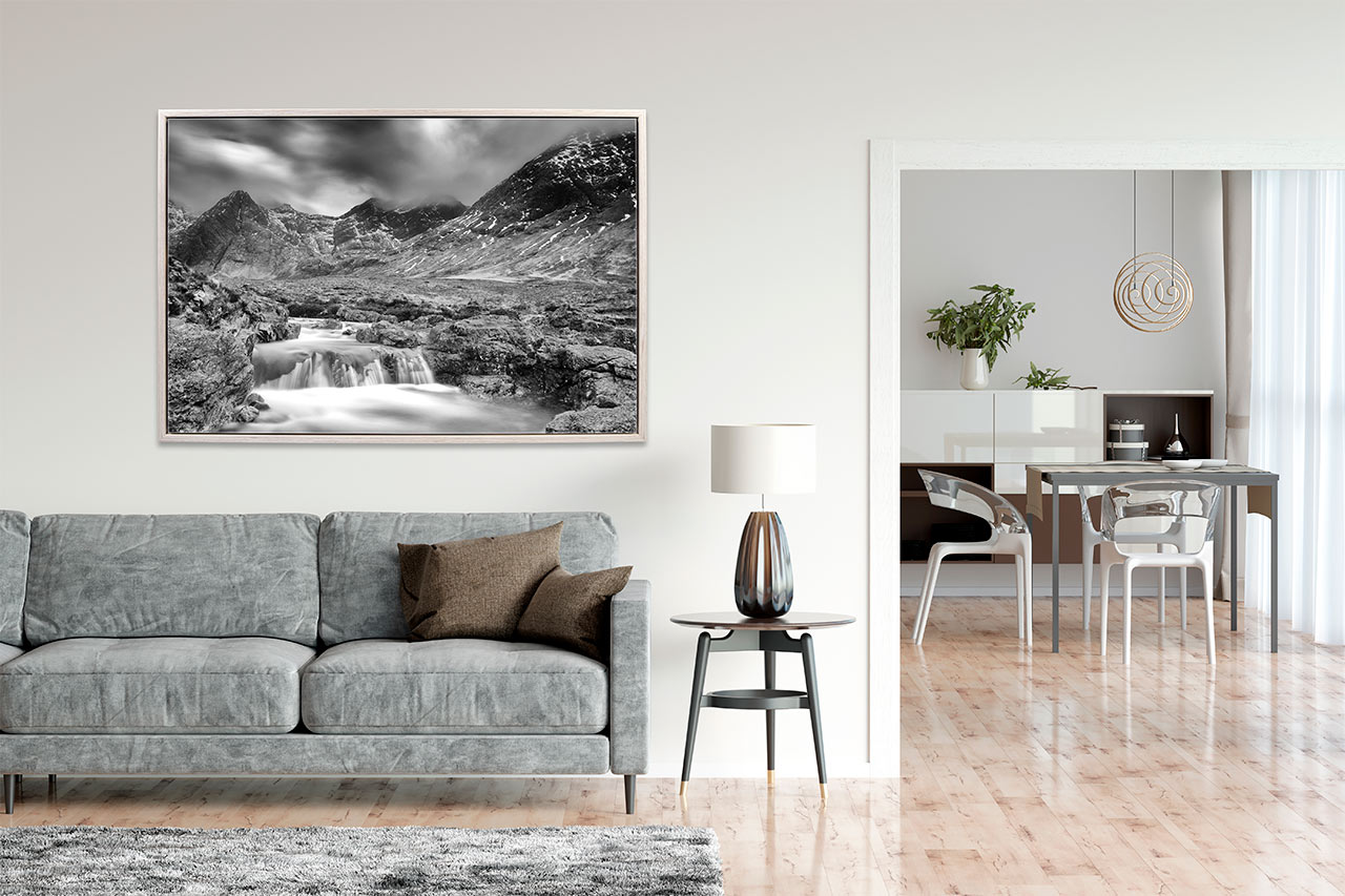 Une photo d'art de l'île de Skye en Ecosse exposée dans un salon d'un appartement.