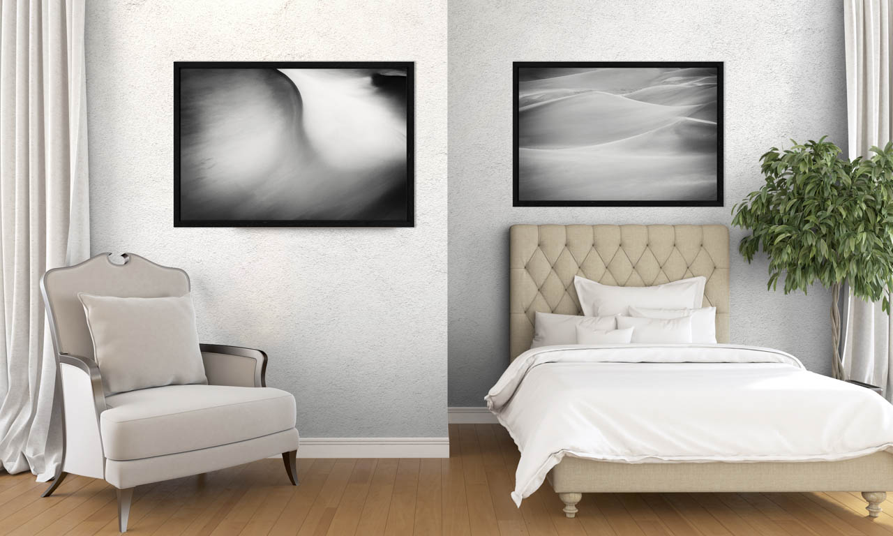 Deux photos d'art en noir et blanc exposées dans une chambre à coucher.