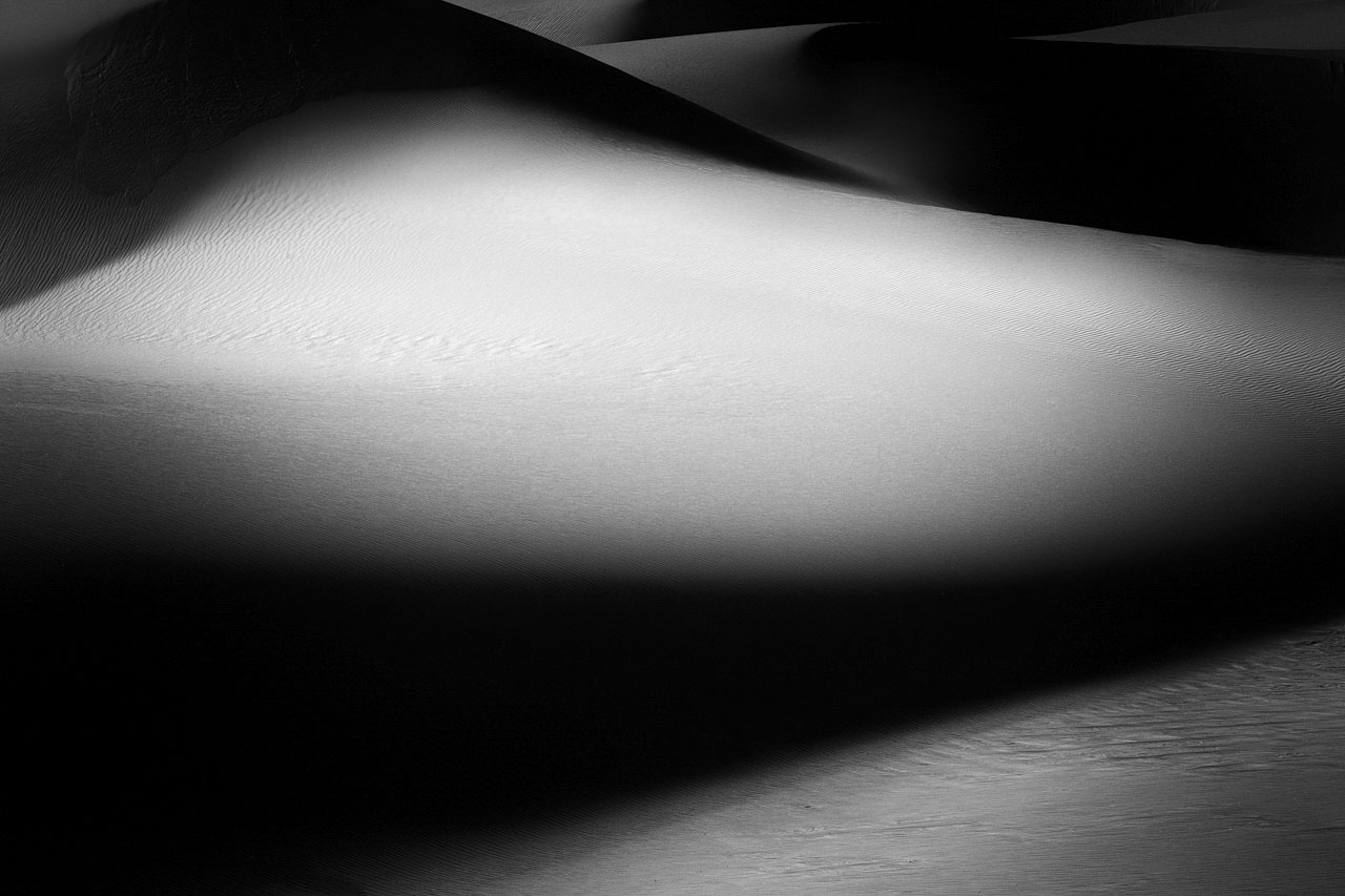 Une photo d'art d'une dune dans le parc national de White Sand Dunes au Nouveau Mexique en noir et blanc.
