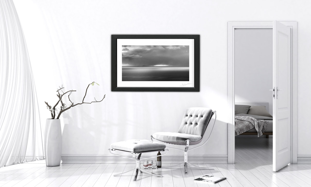 Une photo d'art de l'île de Skye en Ecosse en noir et blanc exposée dans un intérieur moderne et contemporain.