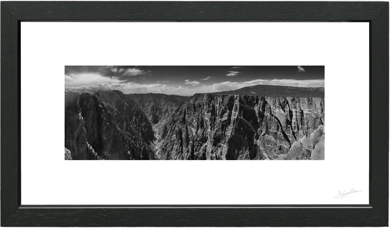 Photo d'art en noir et blanc du Black Canyon de Gunnison dans son encadrement museum. C'est un cadeau parfait pour un anniversaire