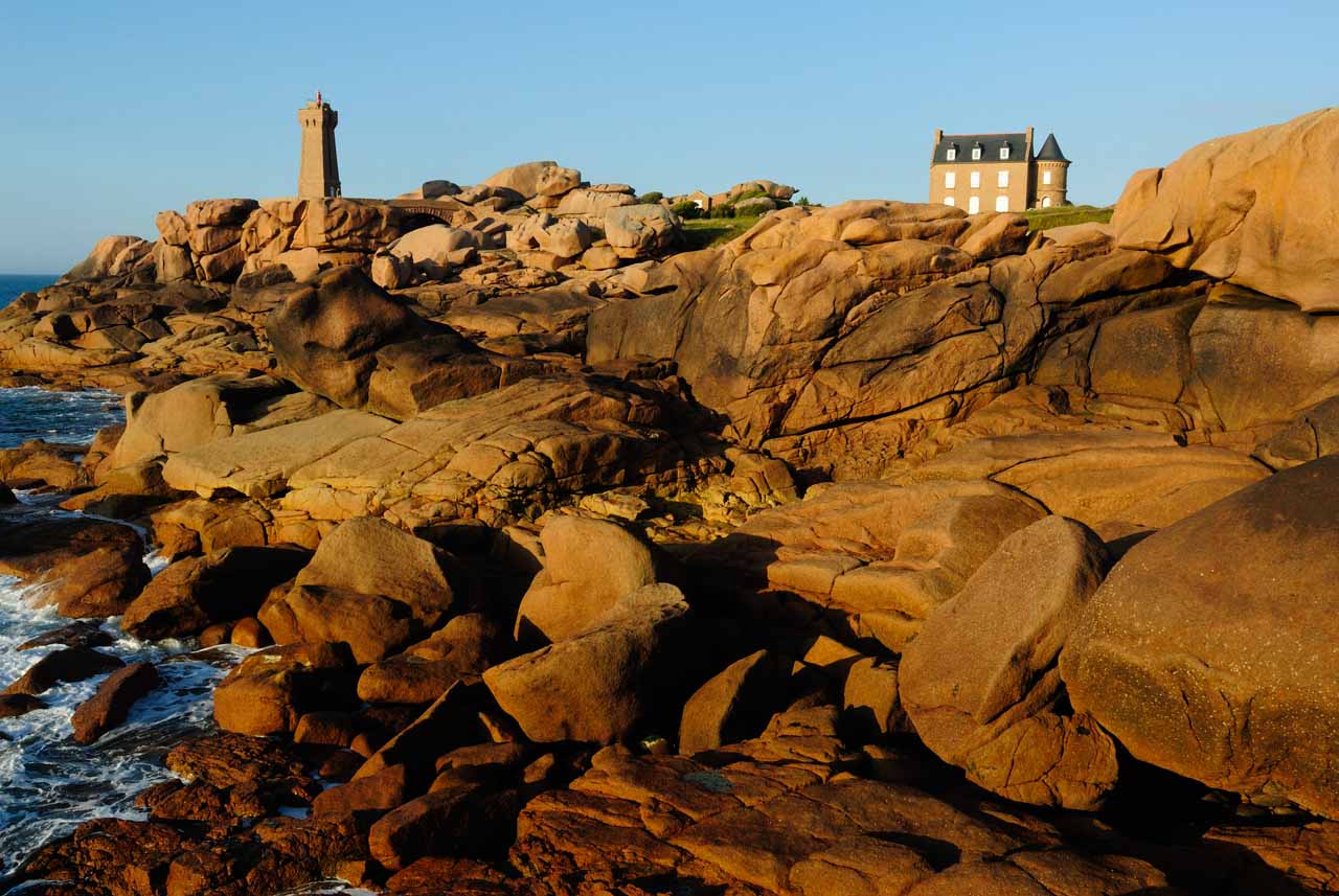 Le phare de Ploumanach dans le nord de la Bretagne.