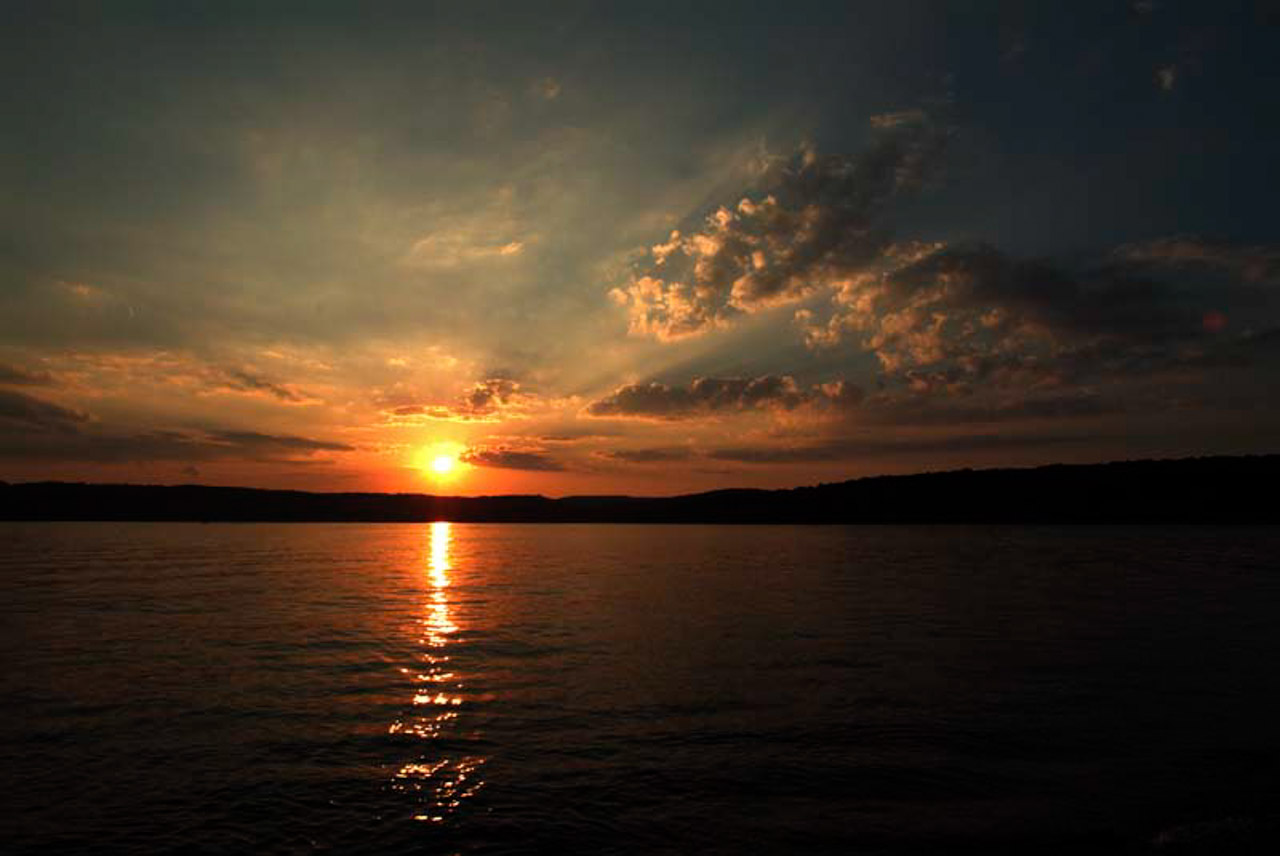 Coucher de soleil sur le lac de White Rock Lake de Dallas au Texas.
