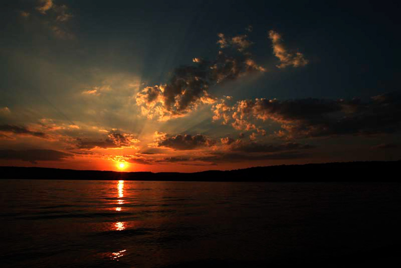 Coucher de soleil sur le lac de White Rock Lake de Dallas au Texas.