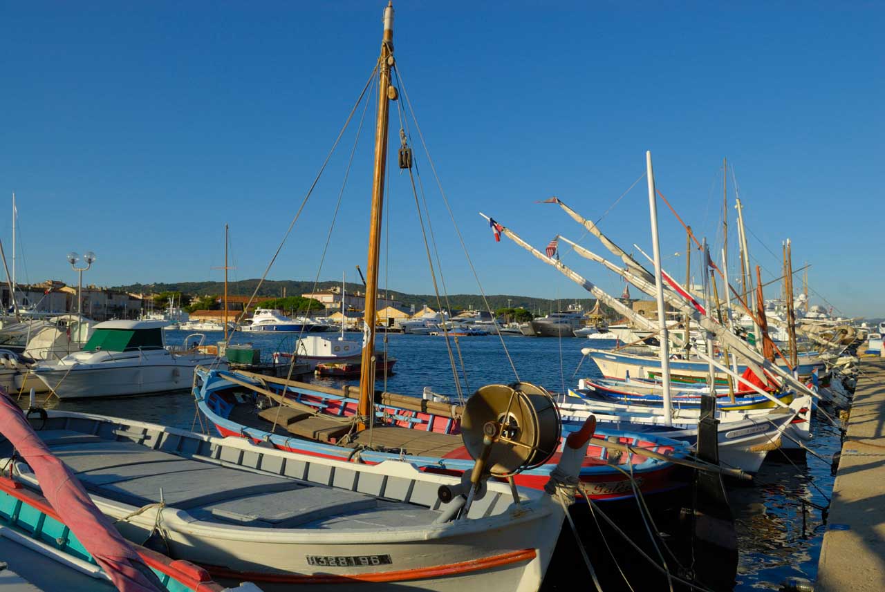 Le port de Saint-Tropez dans le sud de la France.