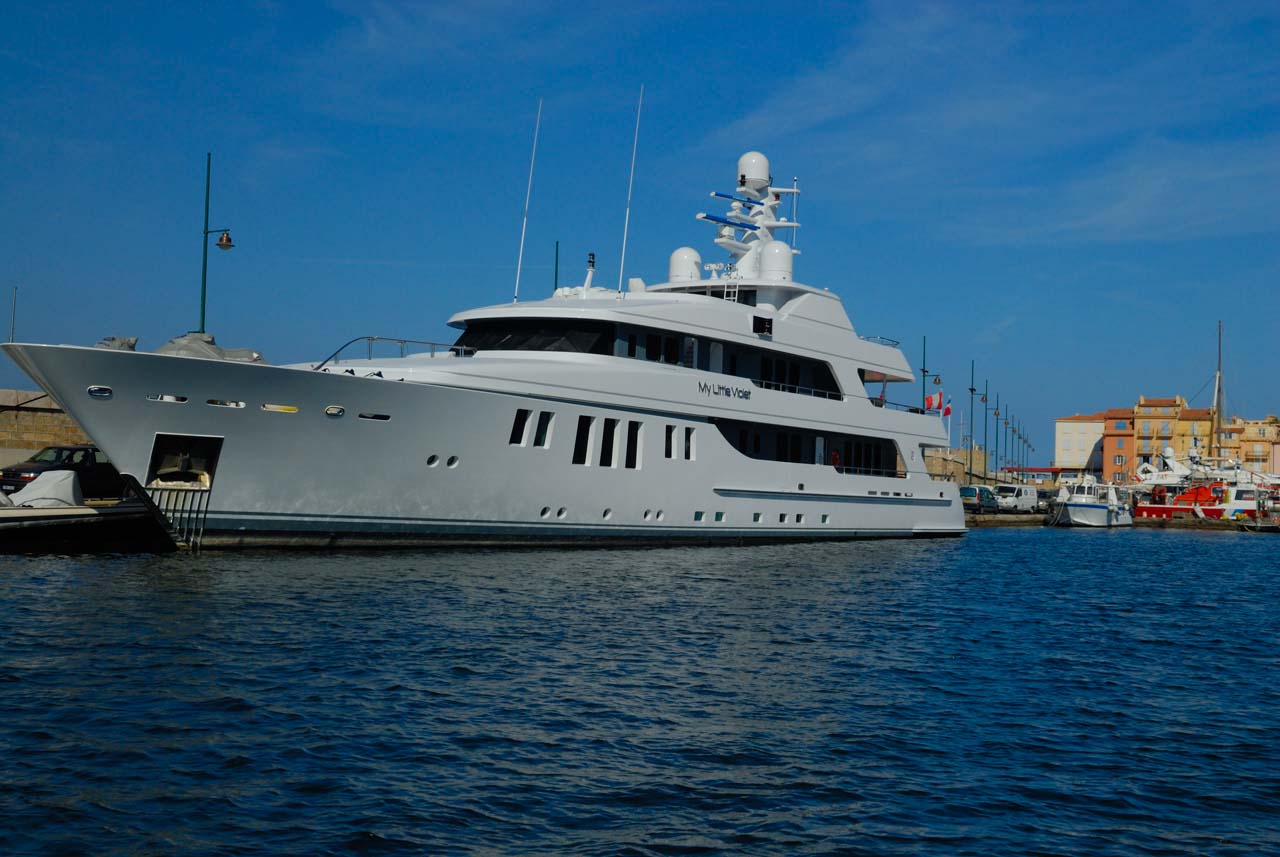 Le port de Saint-Tropez dans le sud de la France.