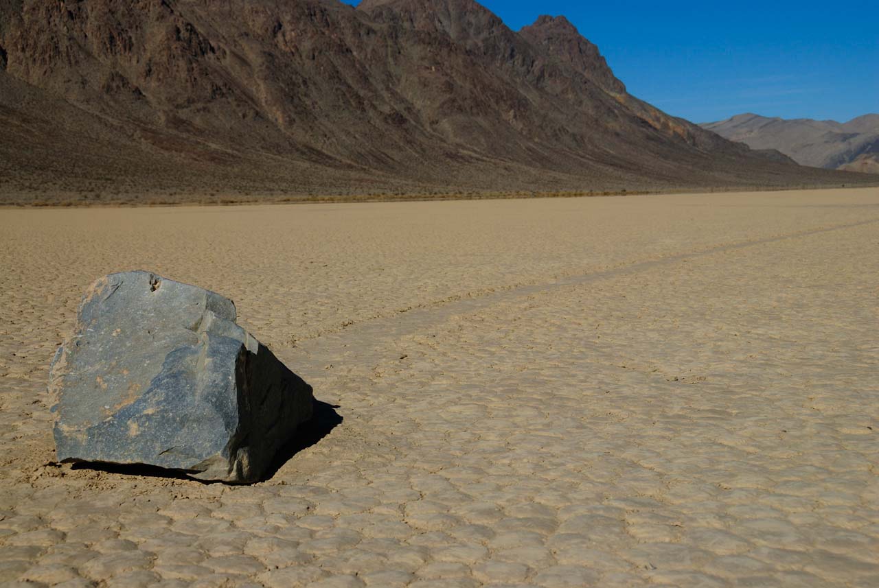 Les "pierres qui bougent" dans la Vallée de la Mort en Californie.