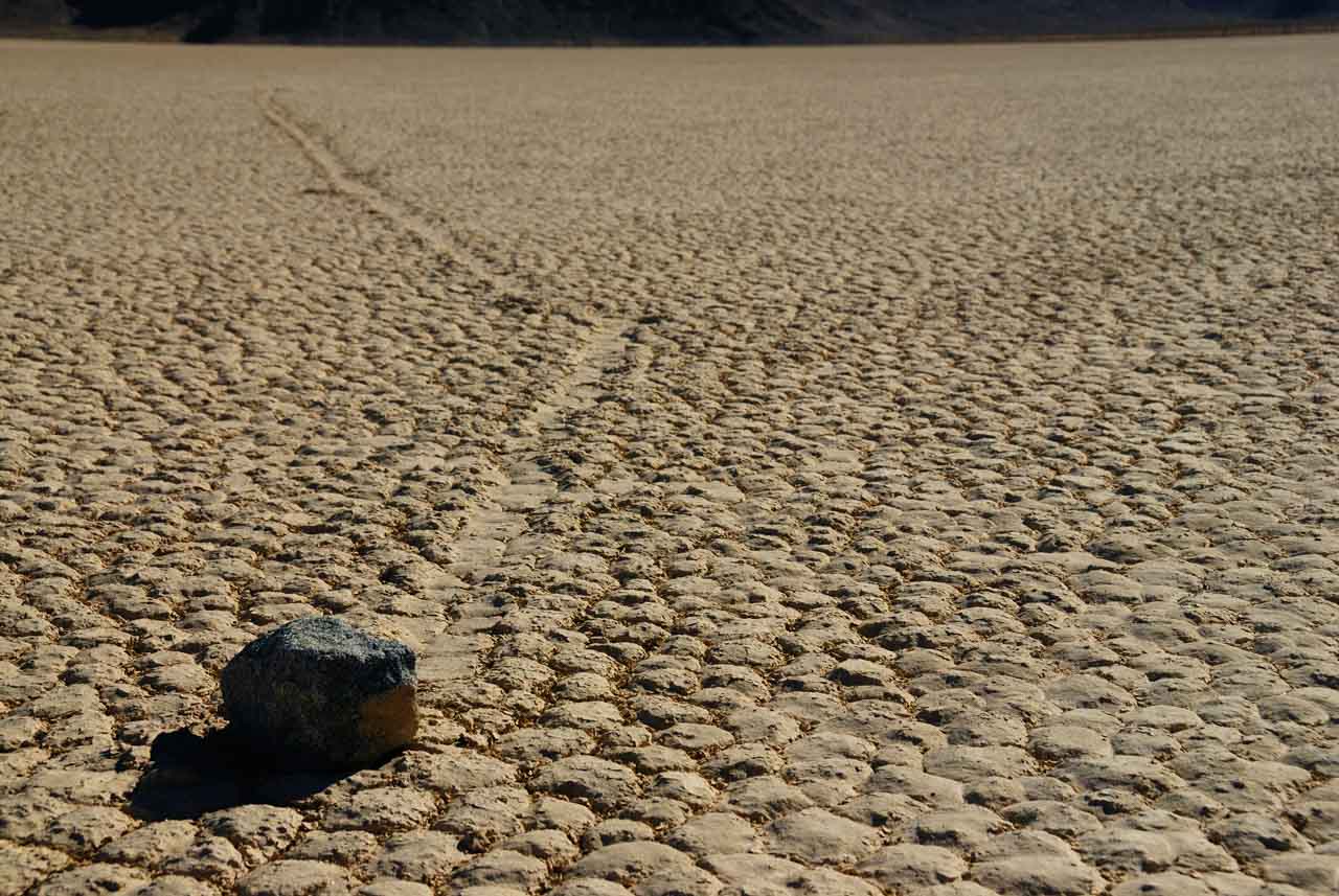 Les "pierres qui bougent" dans la Vallée de la Mort en Californie.