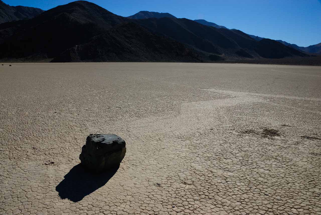 Les "pierres qui bougent" dans la Vallée de la Mort en Californie.