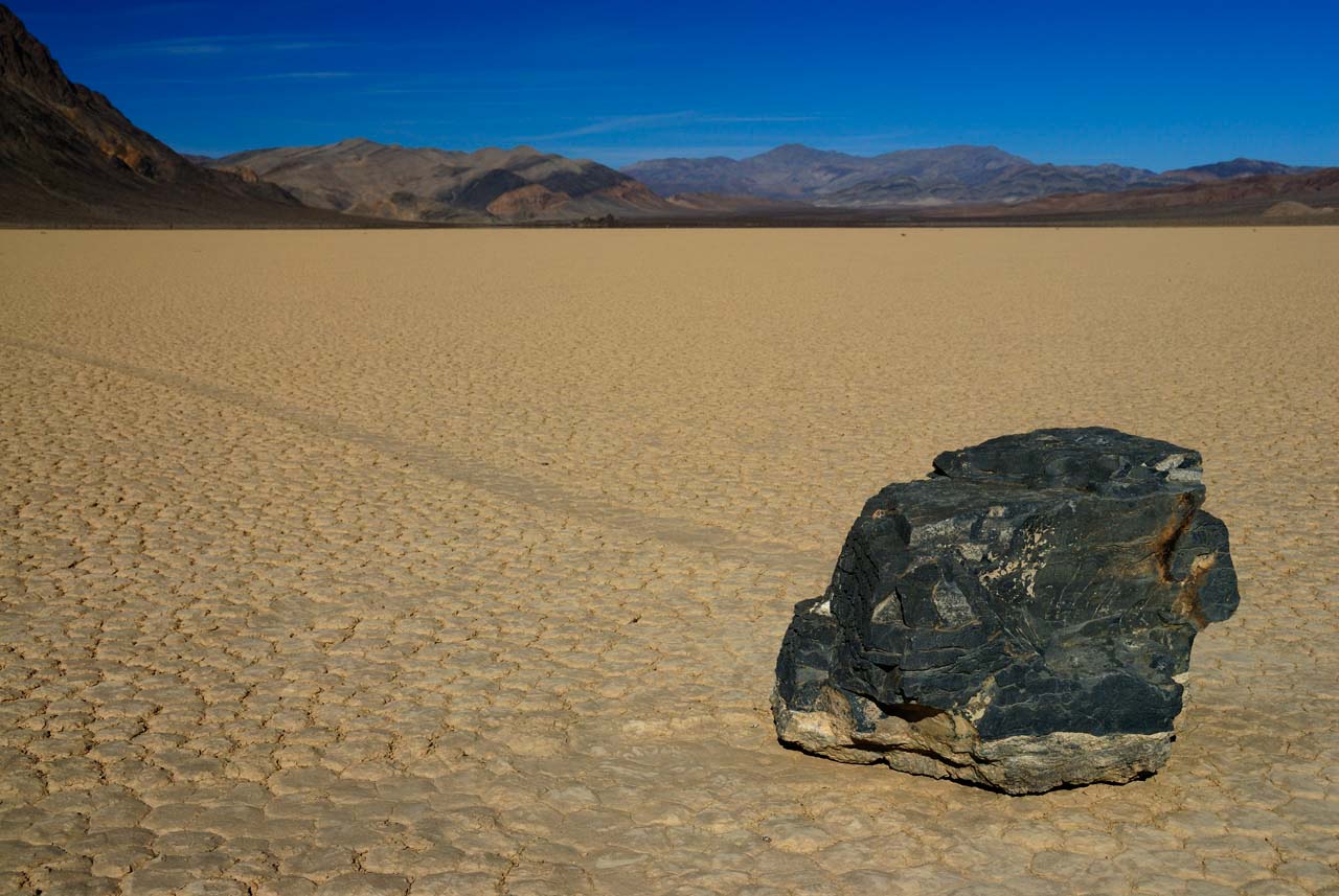 Les "pierres qui bougent" dans la Vallée de la Mort en Californie.