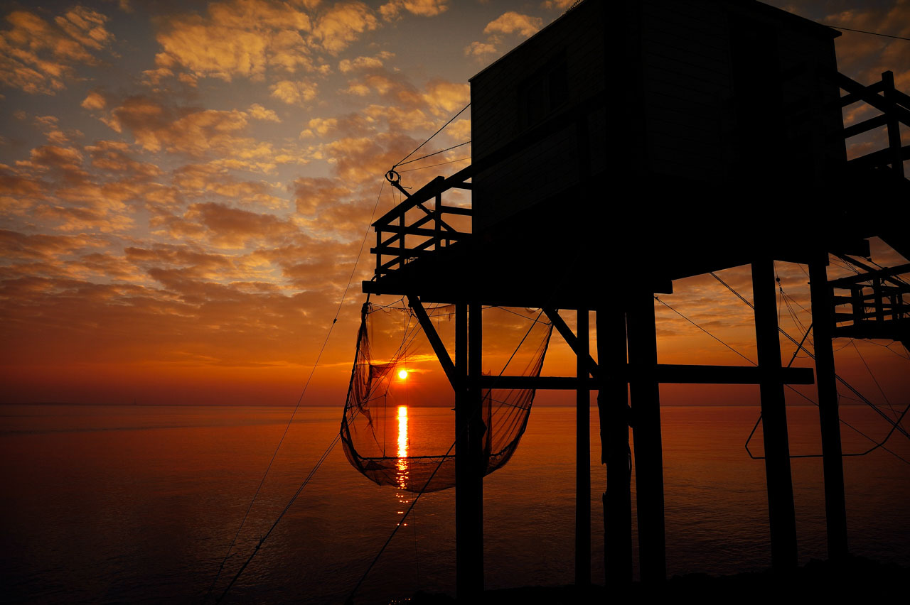 Une photo d'un carrelet sur la côte de la Charente-Maritime pour l'exposition.