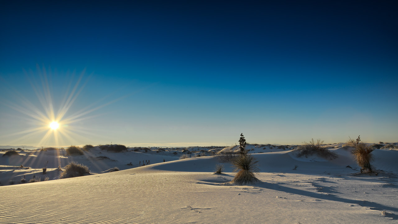 Une photographie de paysage de White Sand Dunes au Nouveau Mexique cadrée avec un ratio  16:9.