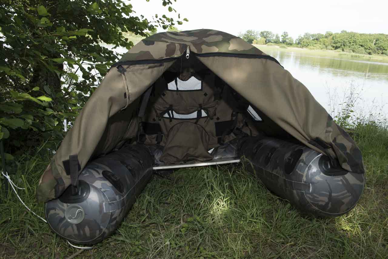 L'affût flottant Mr Jan Gear est constitué par un boudin gonflable et d'une tente fixée sur deux arceaux.