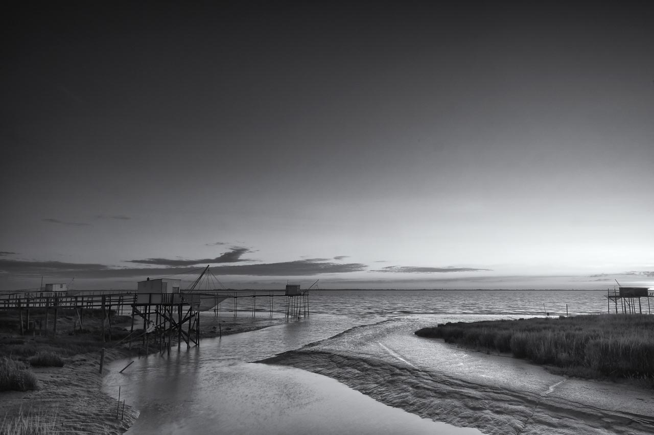 Paysage de la côte de la Charente-Maritime, estuaire de la Gironde en noir et blanc. Photo par Amar Guillen, artiste photographe.