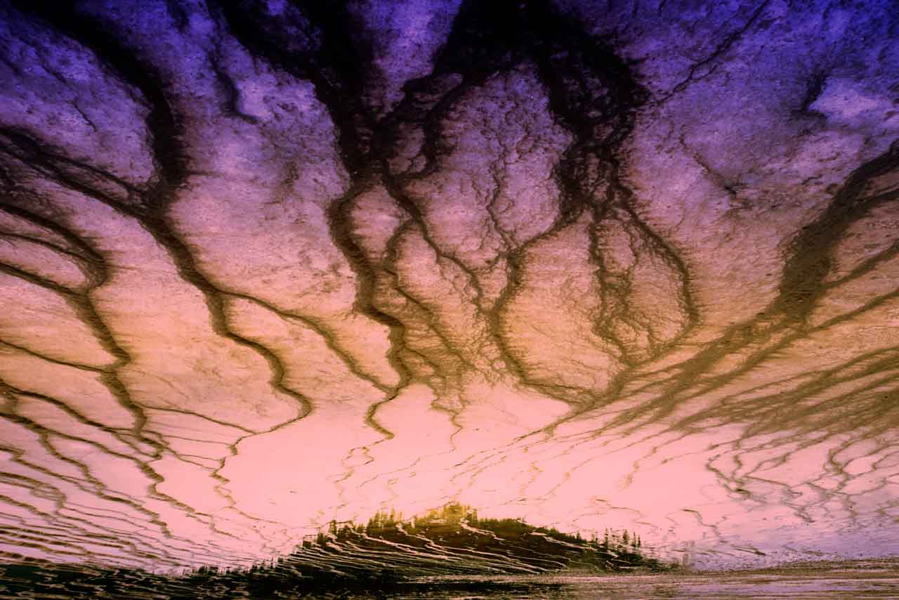 Photographie conceptuelle en couleur créé avec la reflection sur l'eau dans le Yellowstone. Amar Guillen, photographe artiste.