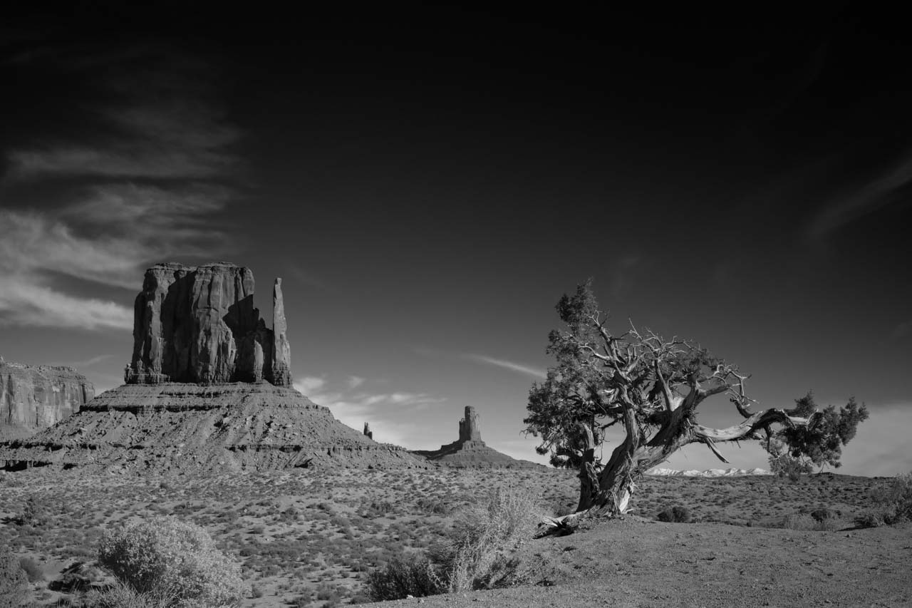 Landscape in black and white of Monument Valley in Arizona. Photograph by Amar Guillen, photographer artist.