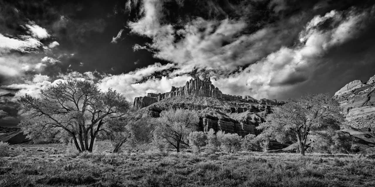 Photo de paysage en noir et blanc du Dôme prise à Capitol Reef dans l'état de l'Utah. Photo en noir et blanc par Amar Guillen.