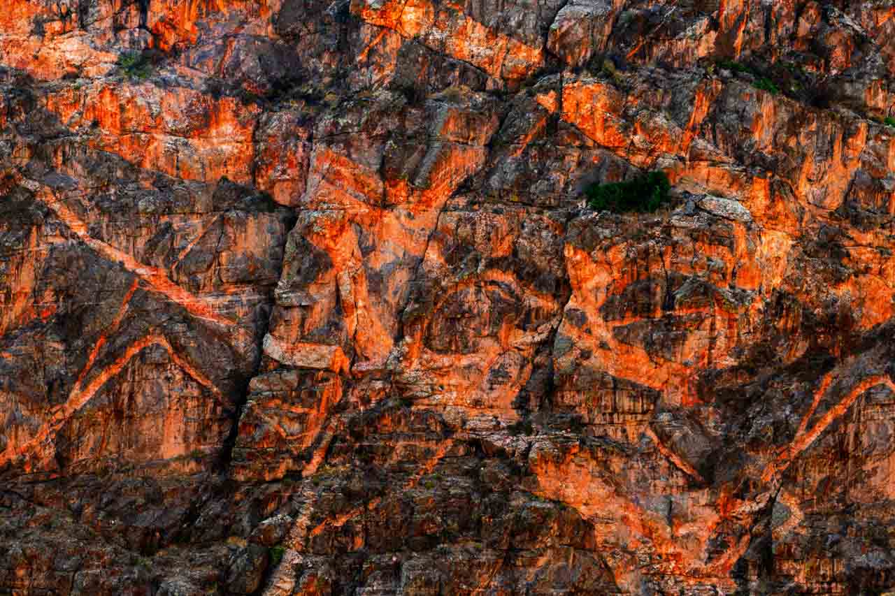 Les lignes en zigzag déstabilisent la photo. Elles demandent au regardeur de l'attention.