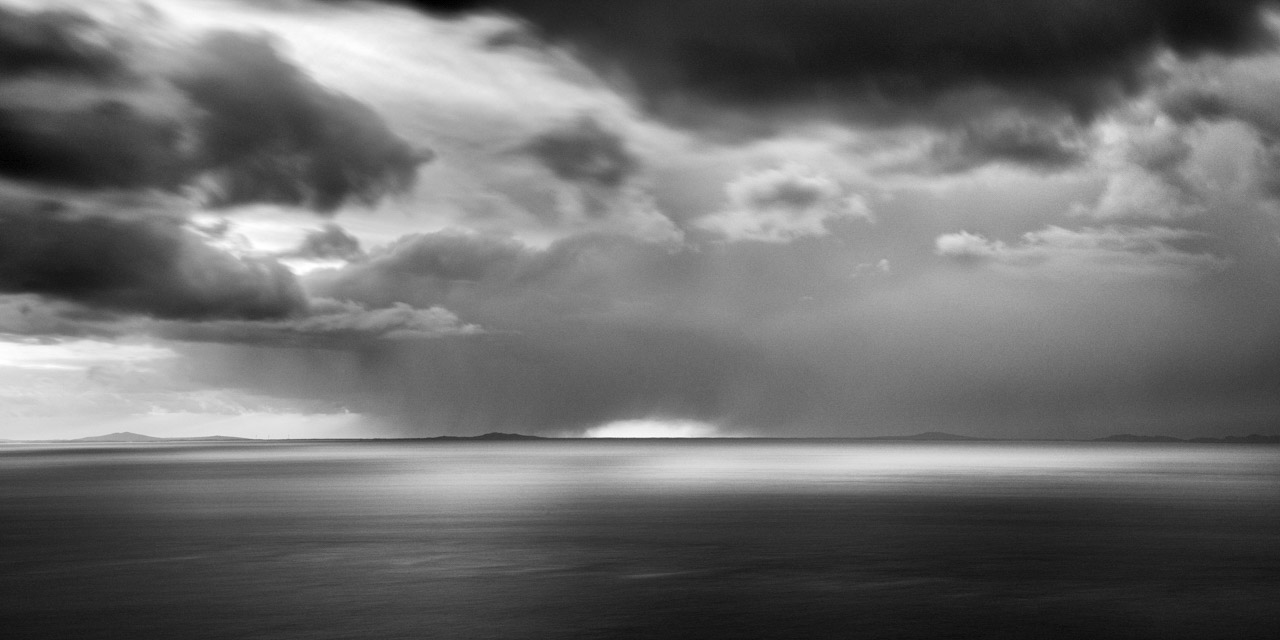Paysage de l'île de Skye en Ecosse en noir et blanc.