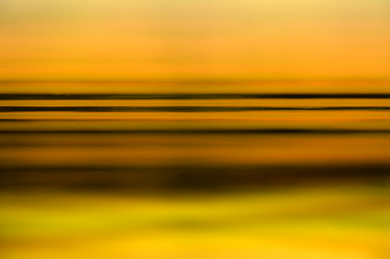 Photo abstraite d'ondulations sur l'eau
