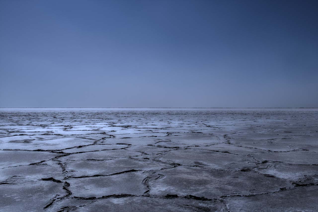 Paysage désertique et aride dans le désert de Danakil en Ethiopie. Photographie d'art en couleur par Amar Guillen, artiste photographe.