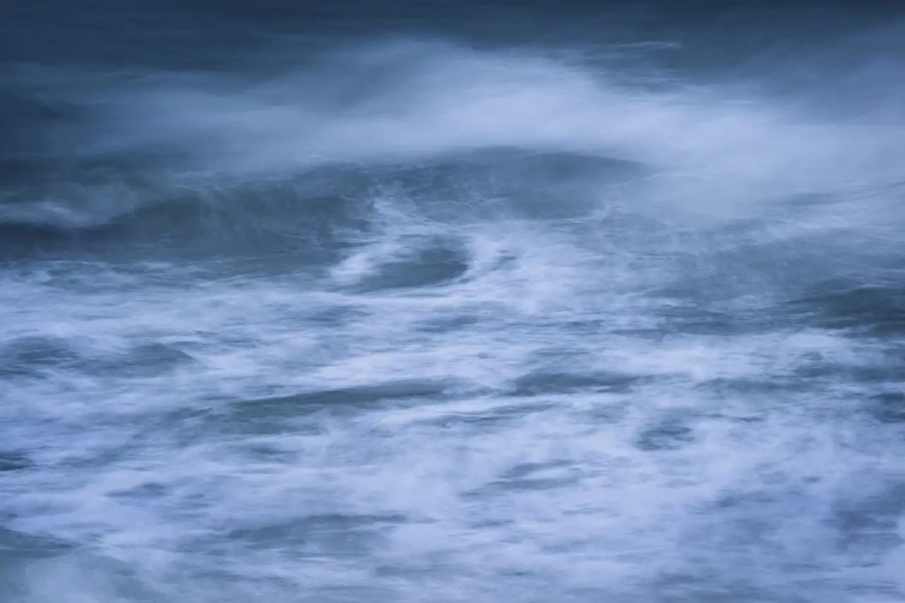 Vagues sur l'océan atlantique depuis le Finistère sud en Bretagne. Photographie d'art en couleur par Amar Guillen, artiste photographe.