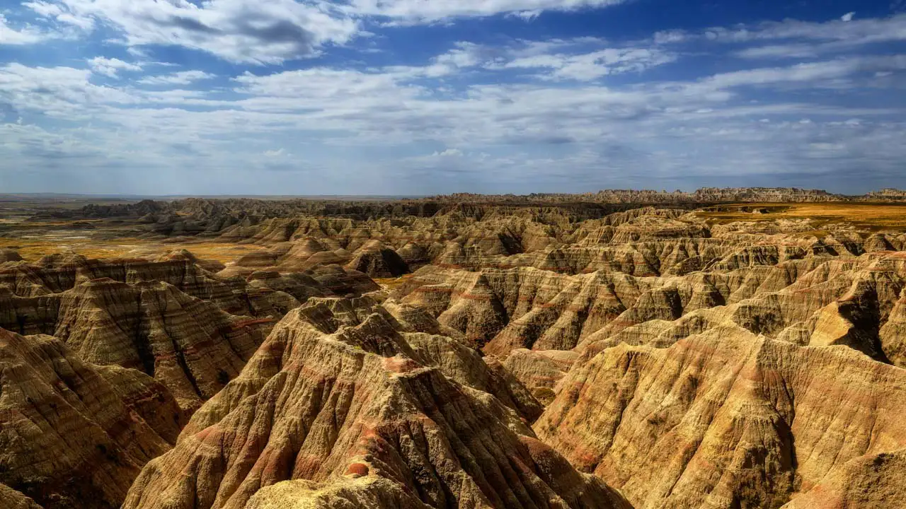 Paysage des Badlands dans le Dakota du sud aux Etats-Unis. Photographie d'art en couleur par Amar Guillen, artiste photographe.