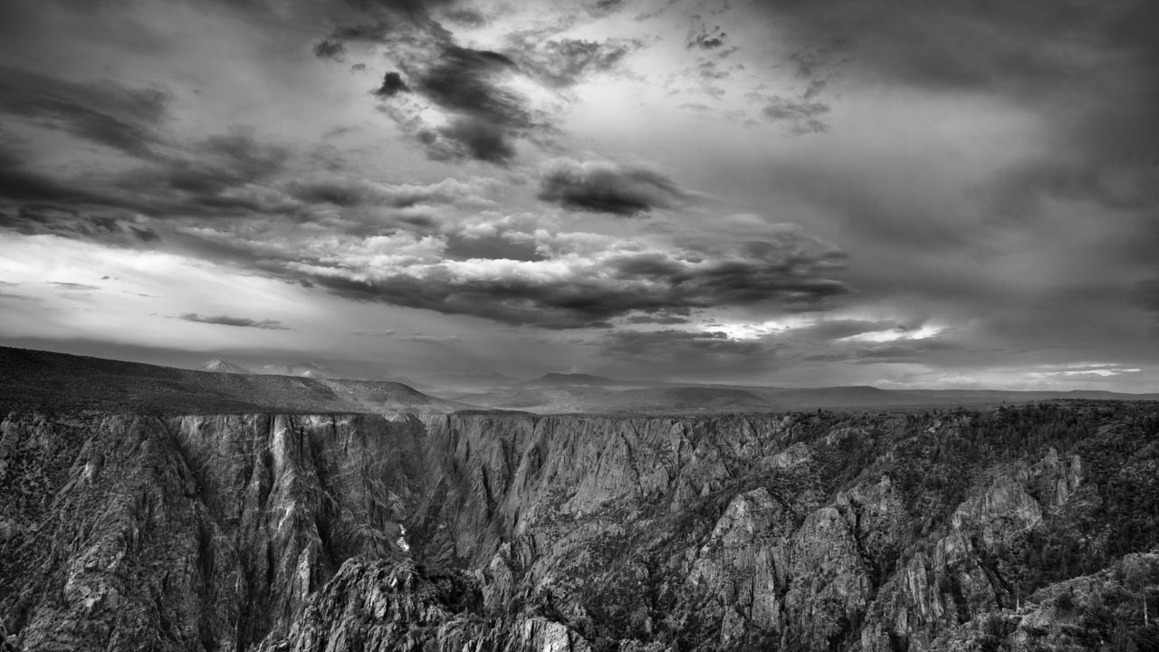 Paysage de Black and Canyon of the Gunnison dans le Colorado en noir et blanc. Photographie par Amar Guillen, artiste photographe.