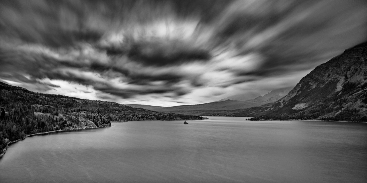 Lac Mary dans le parc national des Glaciers dans le Montana aux Etats-Unis. Photographie d'art en noir et blanc par Amar Guillen, artiste photographe.