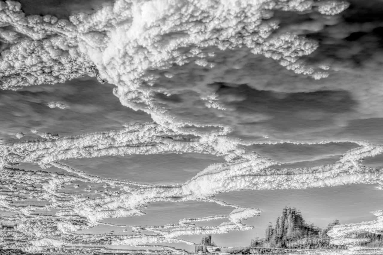Paysage en noir et blanc d'un paysage de Dallol photogrphié avec des reflets. Photographie d'art en noir et blanc par Amar Guillen, artiste photographe.