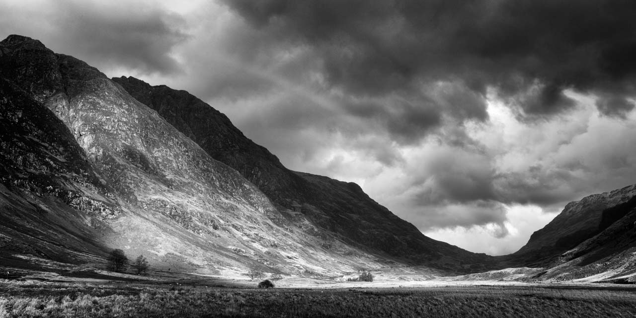 Paysage de Glen Coe dans les Mid-Highlands en Ecosse. Photographie d'art en noir et blanc par Amar Guillen, artiste photographe.