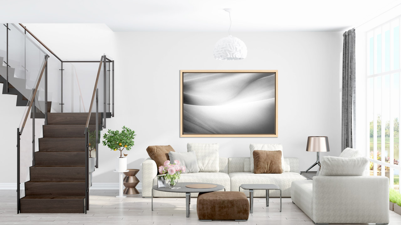 Exemple d'intérieur d'une maison de vacances avec une photo d'art en noir et blanc accrochée au mur.