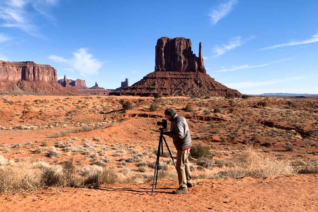 Amar Guillen, photographe professionnel de paysages pendant un projet à Monument Valley en Arizona.