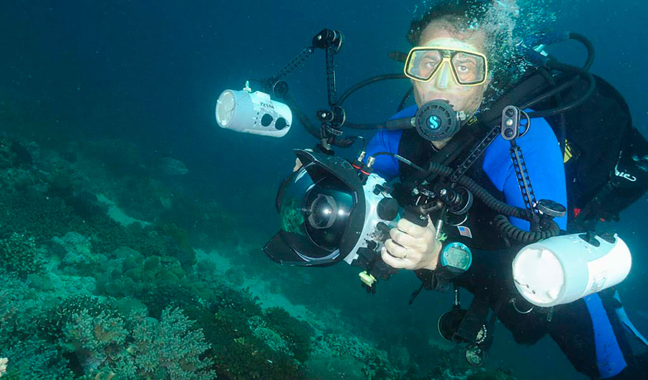 Amar Guillen, professional underwater photographer during a dive.