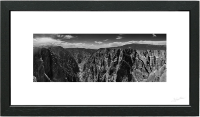 Une photo en noir et blanc d'un paysage avec la finition museum. Passe-partout + Plexiglas + caisse vitrine.