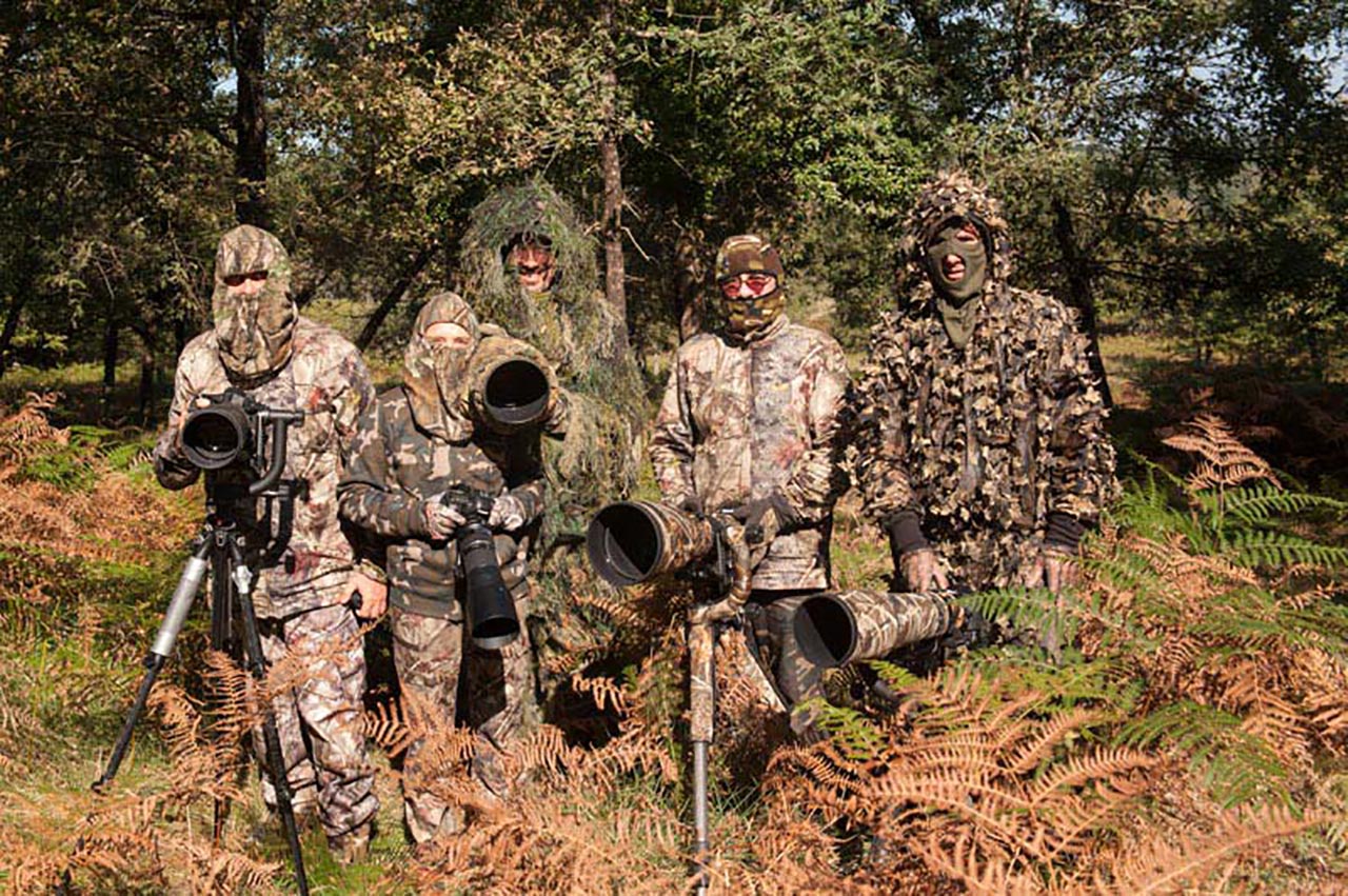 Les stagiaires en tenant de camouflage pendant le voyage de photo animalière