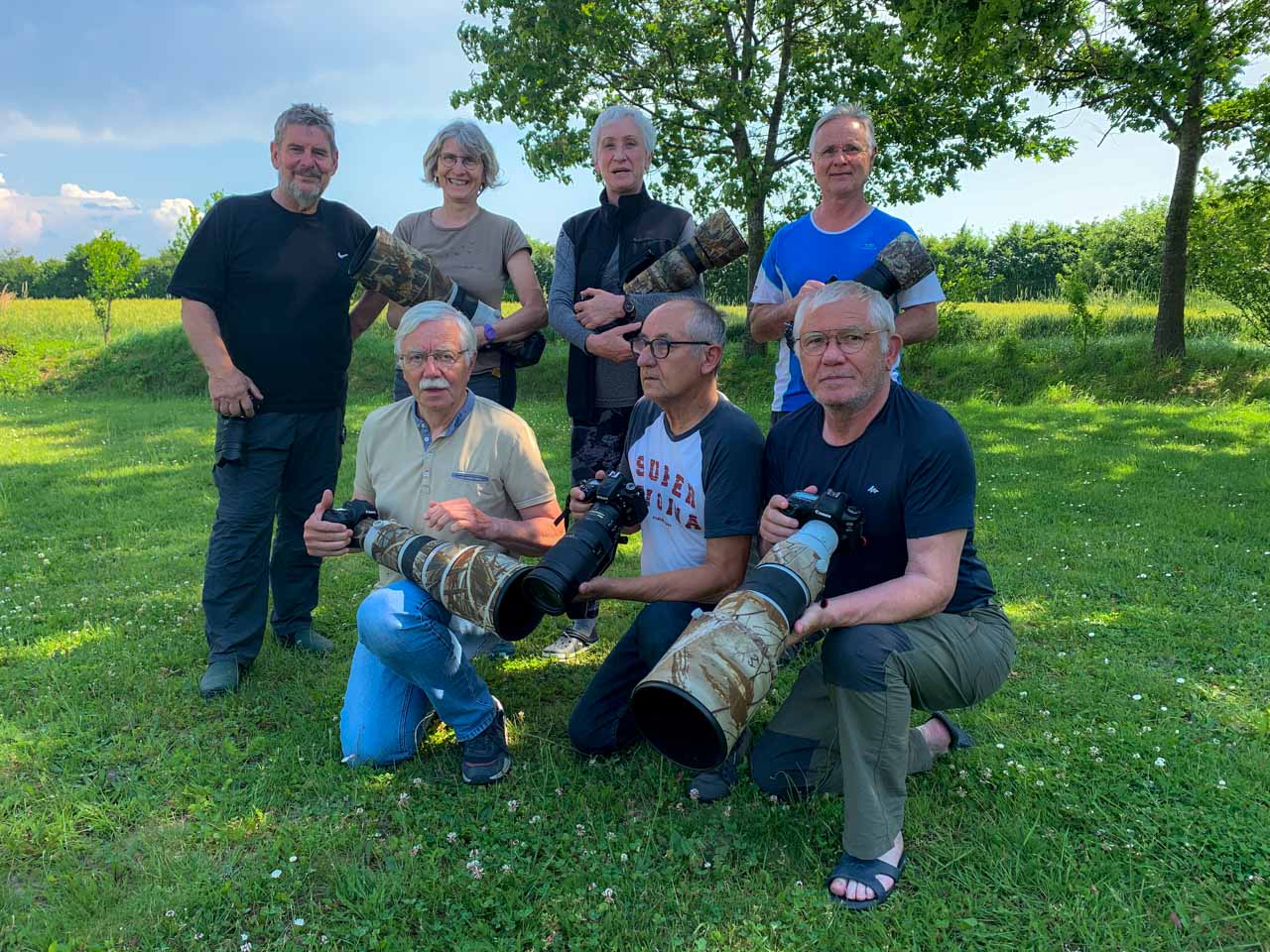 Les participants au stage de photo animalière en affûts flottants du 5 juin 2021 en Dombes. Accroupis : Philippe, Gilles et Pascal. Debout : Marie-Louise, Annik, Christiane et François.