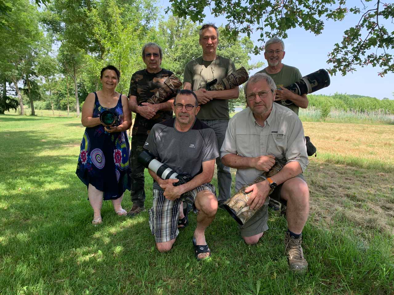 Les participants au stage de photo animalière en affûts flottants du 12 juin 2021 en Dombes. Accroupis : Henri et Jean-Louis. Debout : Pascale, Didier, Rémi et Gilles.