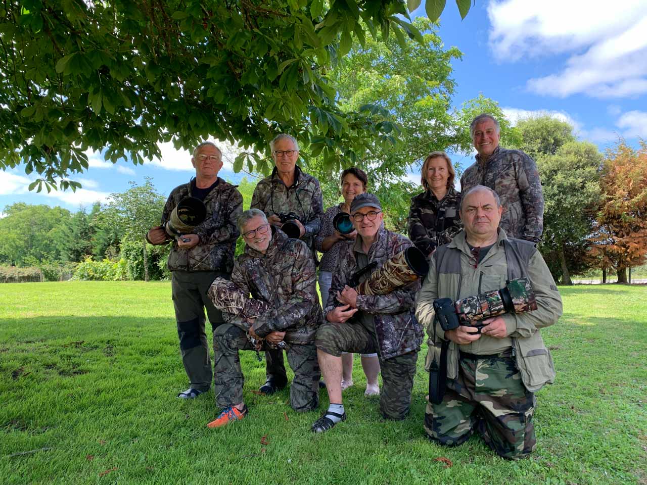 Les participants au stage de photo animalière consacré aux faons le 8 juillet en Charente-Maritime. Accroupis : Thierry, Eric et Philippe. Debout : Yves, Freddy, Pascale, Isabelle et Amar.