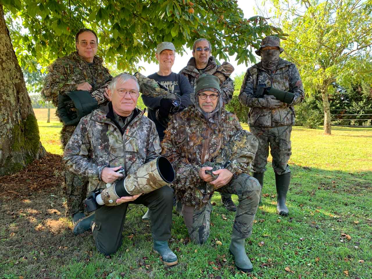 Les participants au stage de photo animalière consacré au brame du cerf en Charente-Maritime. Accroupis : Yves et Henri. Debout : Pascal, André, Didier et Rémi.