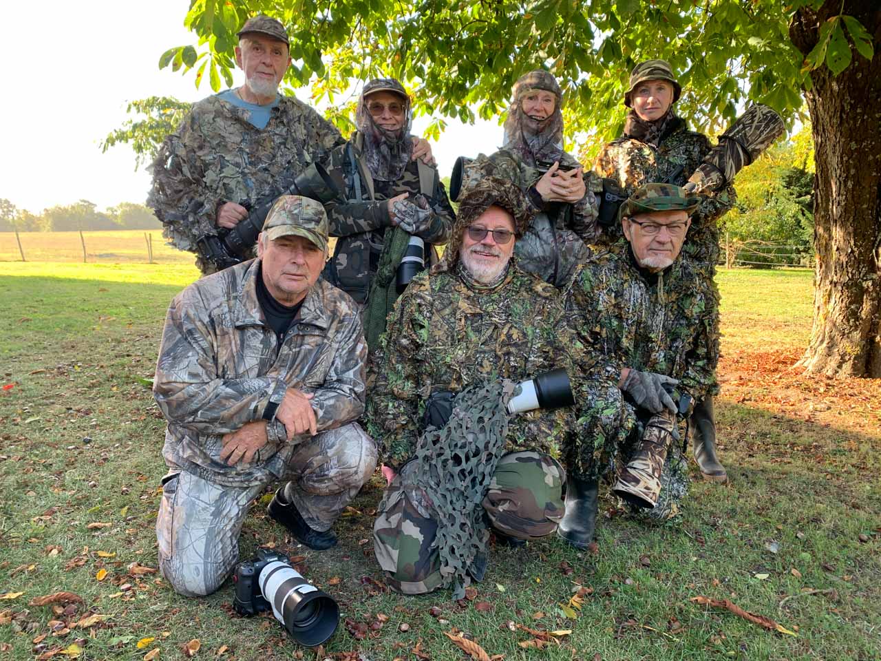 Les participants au stage de photo animalière consacré au brame du cerf en Charente-Maritime. Accroupis : Robert, Yves et Michel. Debout : Daniel, Josiane, Annik et Pascale.