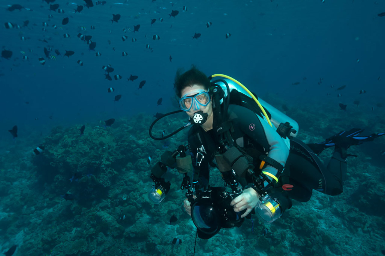 Emilie, l'une de nos fidèles stagiaires en plongée pendant l'un de nos stages aux Maldives.