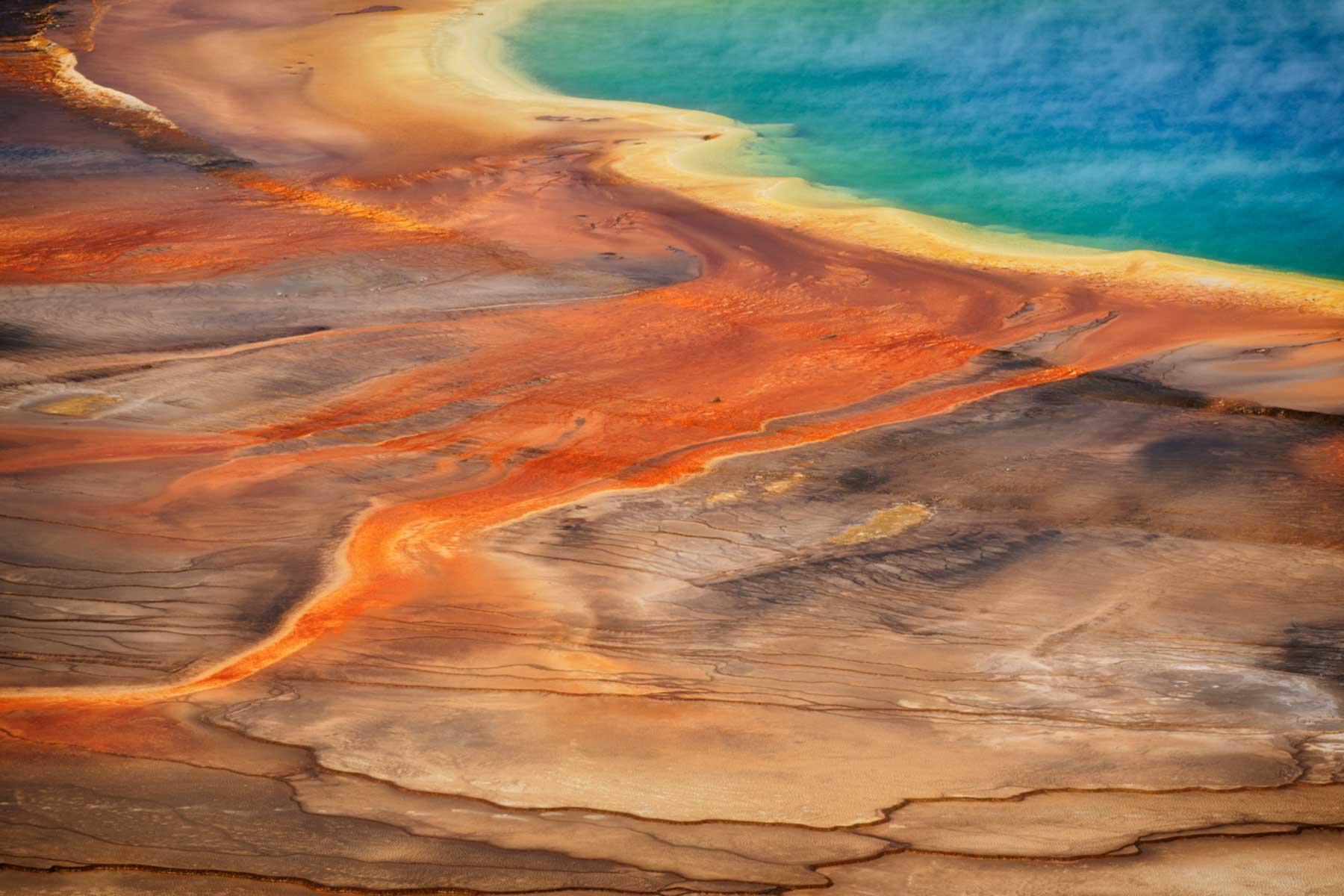 Photo en couleur de Grand Prismatic au Yellowstone dans le Wyoming.