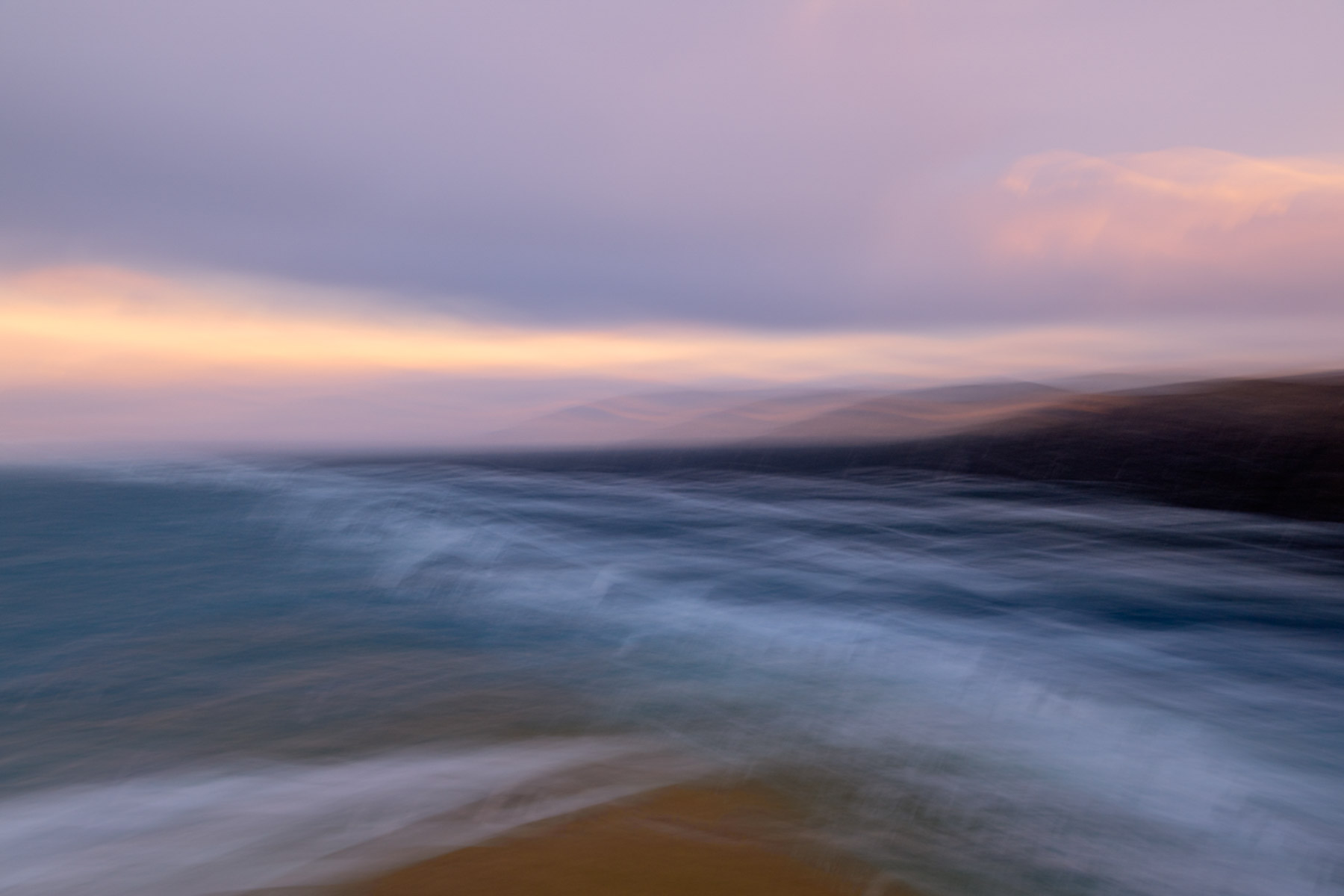 Plage au nord de l'Ecosse dans un style ICM. Photo en couleur d'une plage dans le nord de l'Ecosse. Edition unique par Amar Guillen