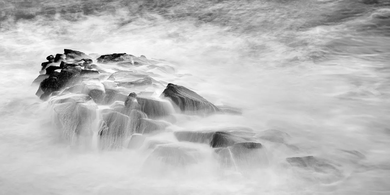 Vagues s'écrasant sur les rochers en Bretagne pour illustrer Nagare : le langage de la nature