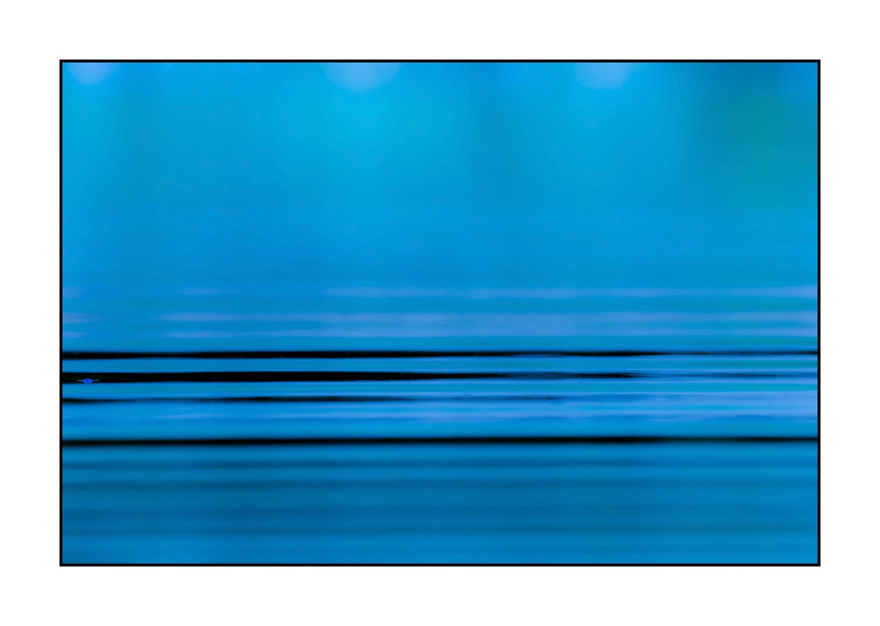 lumieres-et-couleurs/022-univers-paralleles-en-couleurs/fr/03-vaguelettes-sur-l-eau-univers-paralleles-en-couleur-180609DOMMIN0441C